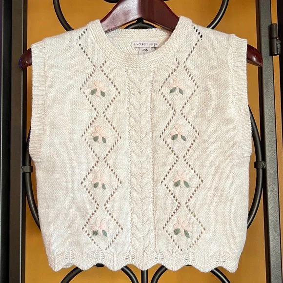 SINCERELY JULES Angie Floral Cable Knit
Sweater Tank - Picture 1 of 14